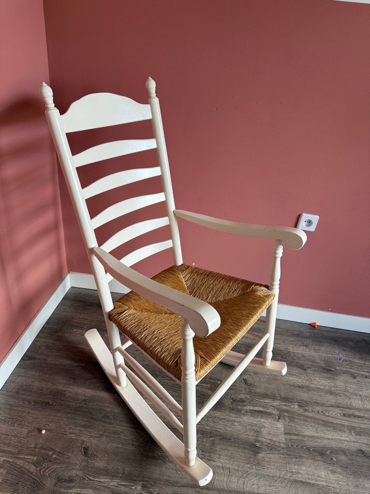 Vintage Schommelstoel met rieten zitting, Huis en Inrichting, Ophalen, Gebruikt, Wit, Eén