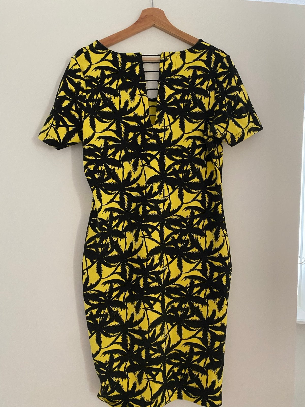 Juffrouw Jansen jurk met palmboomprint, Kleding | Dames, Jurken, Zo goed als nieuw, Maat 38/40 (M), Geel, Knielengte, Ophalen of Verzenden