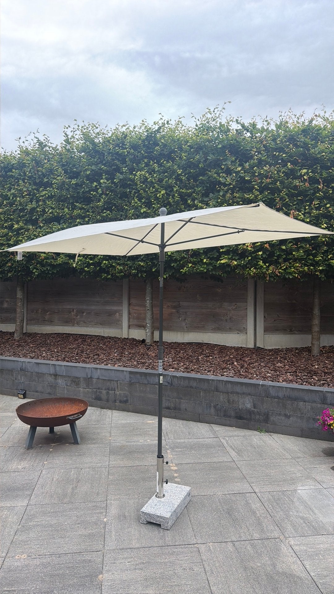 Parasol met parasolvoet, Ophalen, Gebruikt, Kantelbaar, 1 tot 2 meter