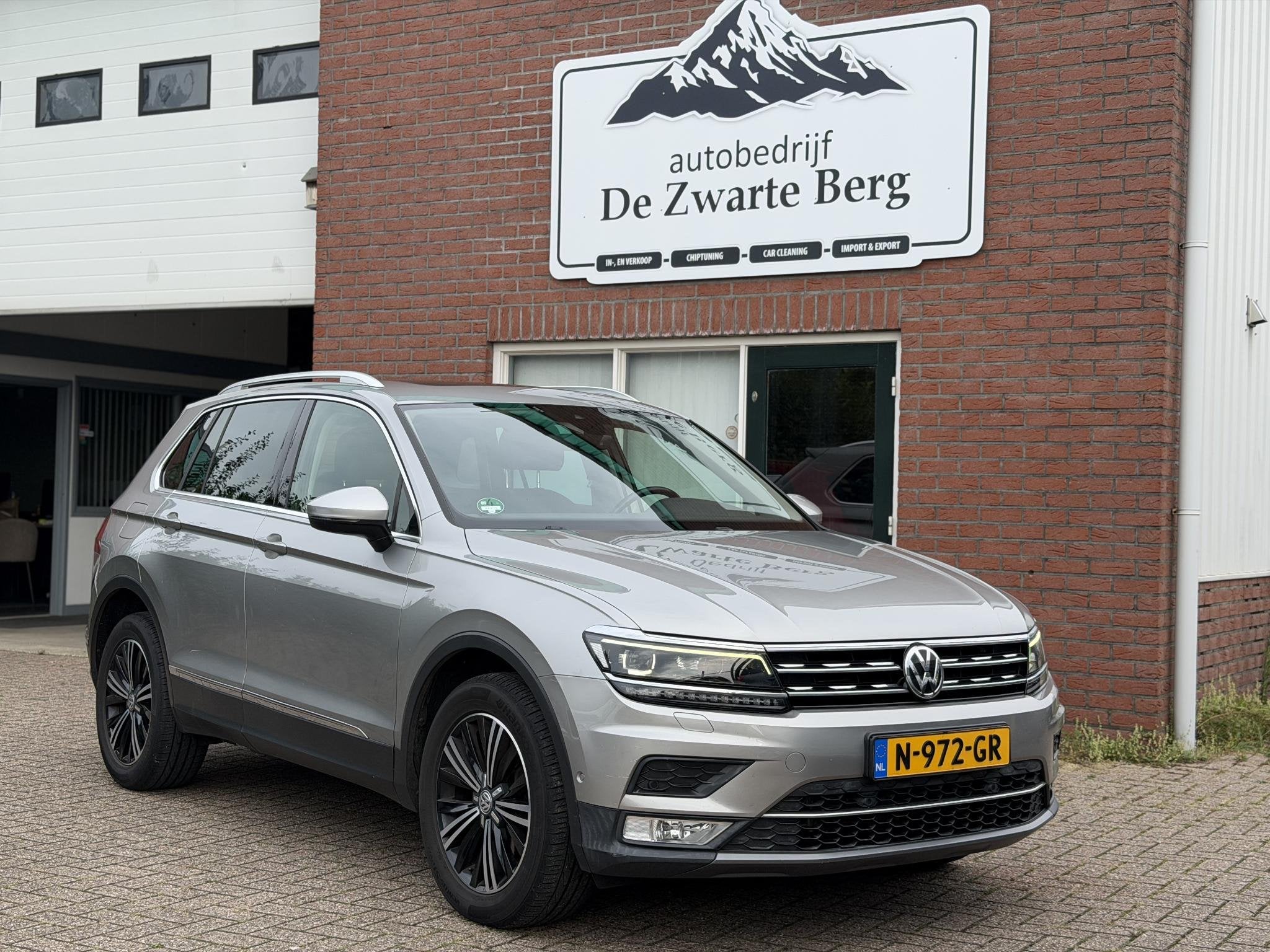 Volkswagen Tiguan 2.0 TDI 4Motion Highline, Auto's, Automaat, Gebruikt, 2500 kg, Leder