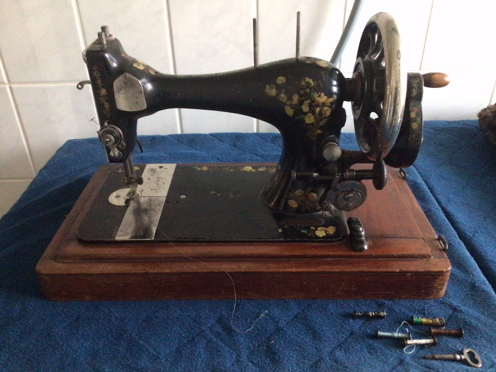Antieke Singer naaimachine. Extra spoeltjes en houten kap., Ophalen