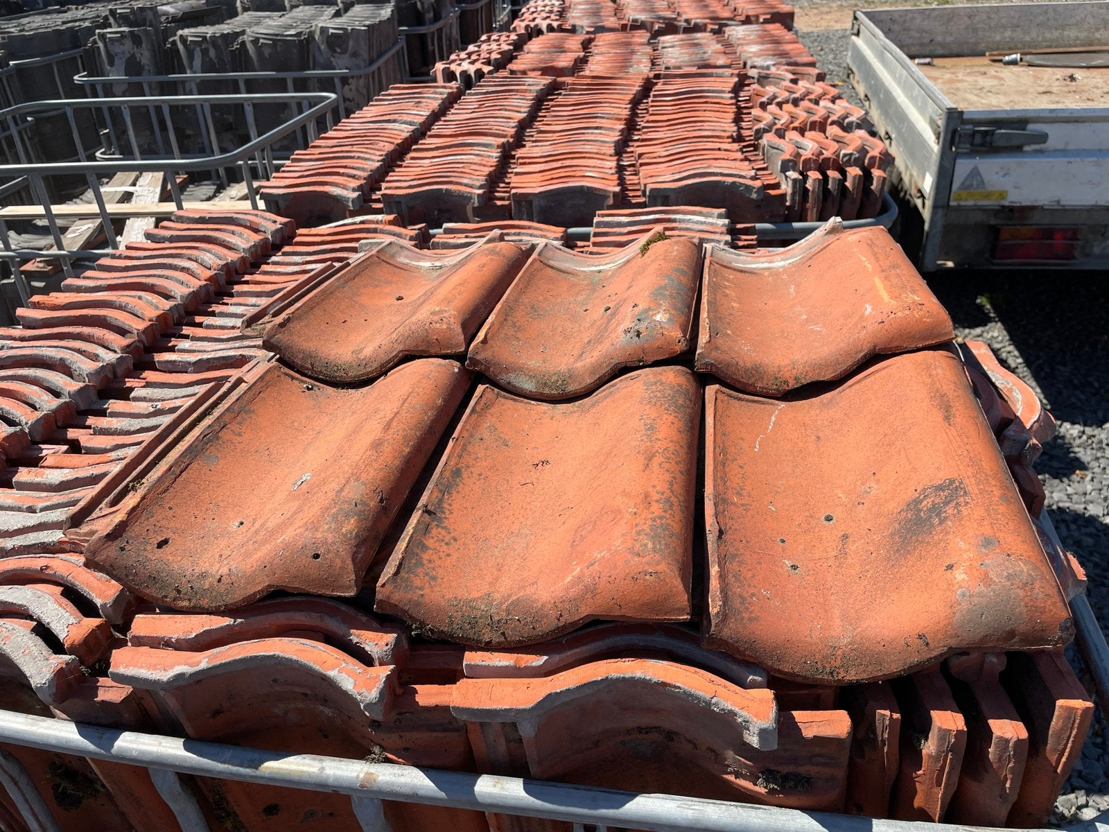 21 IBC kooien VH dakpannen Gebr. Lauwman rood (5000+ stuks), Doe-het-zelf en Verbouw, Ophalen, Gebruikt, Steen of Klei, 15 m² of meer