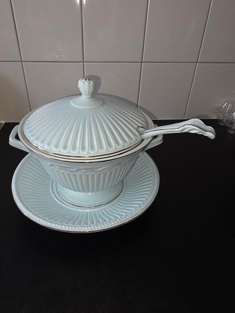 Elegante soepterrine met lepel en onderschotel, Ophalen of Verzenden, Zo goed als nieuw, Porselein, Overige stijlen