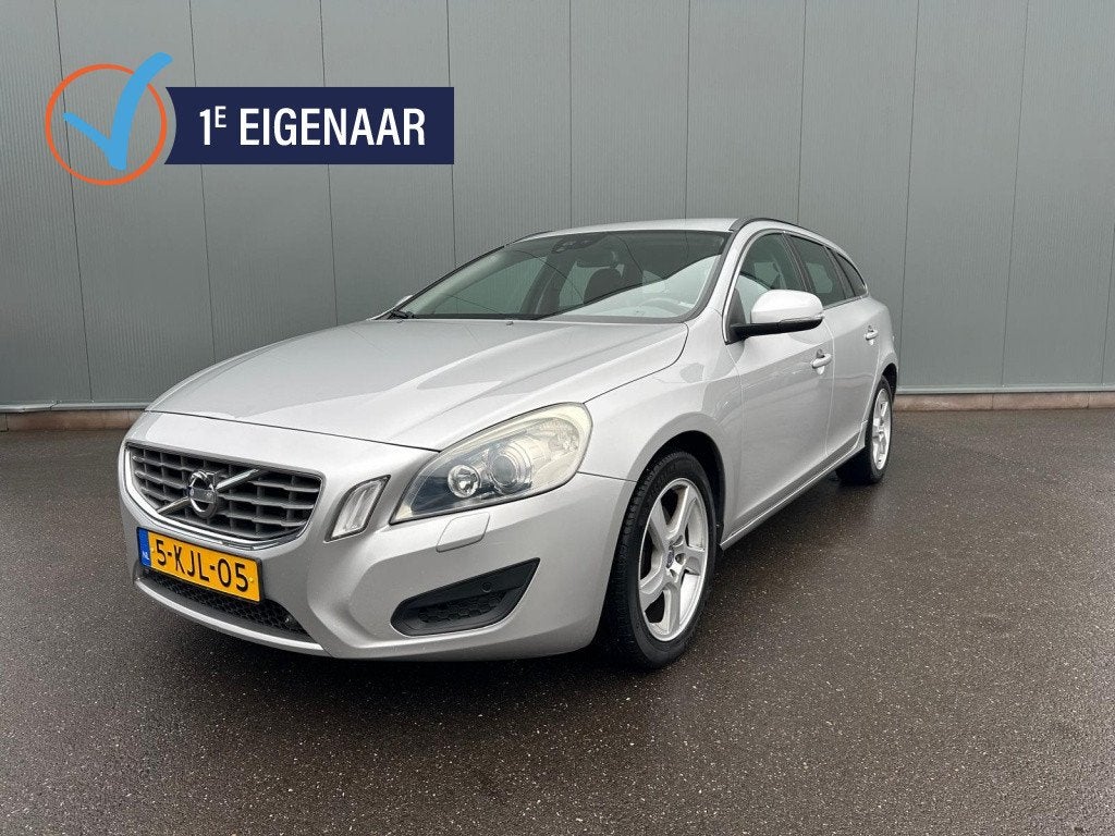 Volvo V60 1.6 T4 Summum DEALER ONDERHOUDEN ! prijs ex bpm !, Auto's, 4 cilinders, Nieuw, 1600 kg, Parkeersensor