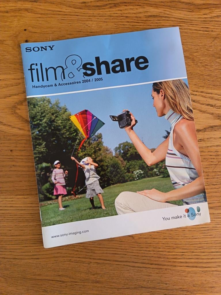 Sony Film & Share Handycam & Accessoires Folder 2004/2005, Boeken, Catalogussen en Folders, Ophalen of Verzenden, Gelezen