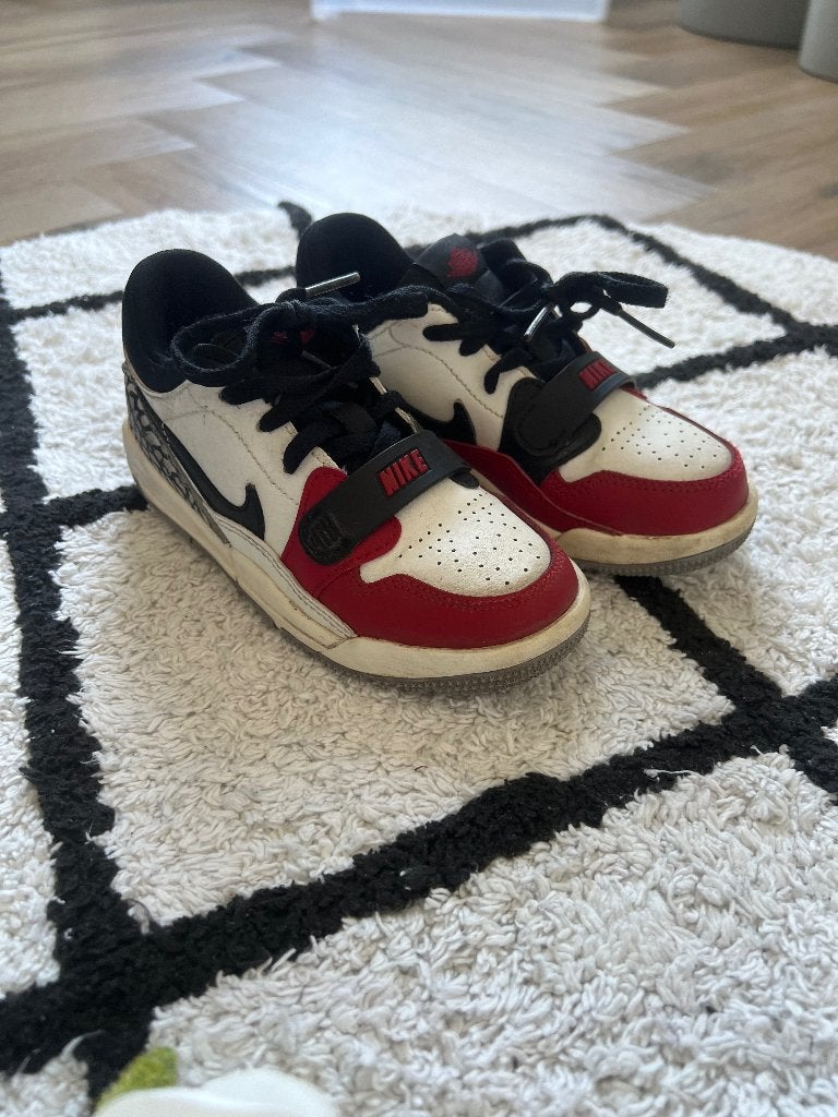 Heel goed wit rood Nike Jordan Legacy 312 Low Bred Cement 27, Jongen of Meisje, Schoenen, Ophalen of Verzenden, Zo goed als nieuw