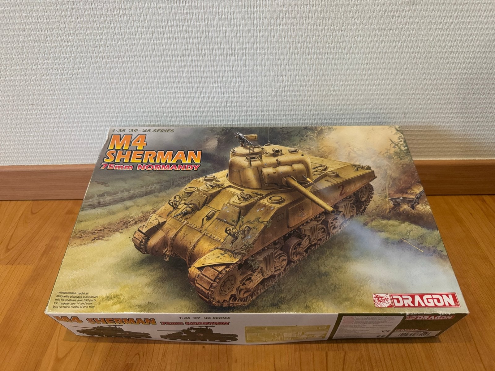 M4 Sherman 75mm Normandy Tank Modelbouw Kit - Dragon 1:35, Overige merken, Tank, 1:32 tot 1:50, Nieuw