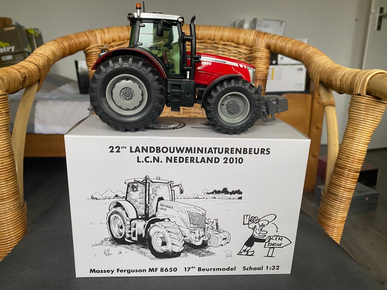 Massey Ferguson MF 8650 – LCN Beursmodel 2010 – Schaal 1:32, Ophalen of Verzenden, Zo goed als nieuw, Tractor of Landbouw, SIKU