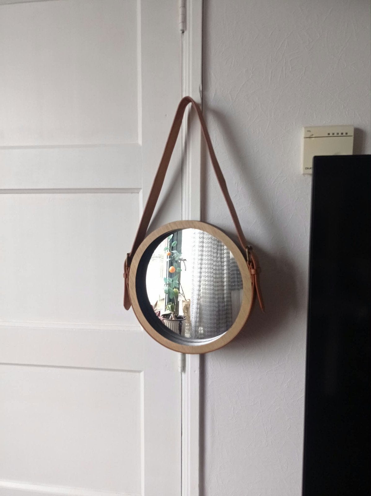 Ronde wandspiegel met houten frame en leren ophangband, Ophalen of Verzenden, Gebruikt, Rond