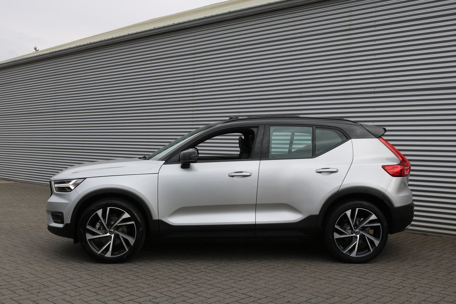 Volvo XC40 2.0 T4 R-Design (Orig NL! 66.085Km! Pano Sportled, 12 maanden, 15 km/l, Origineel Nederlands, Bedrijf
