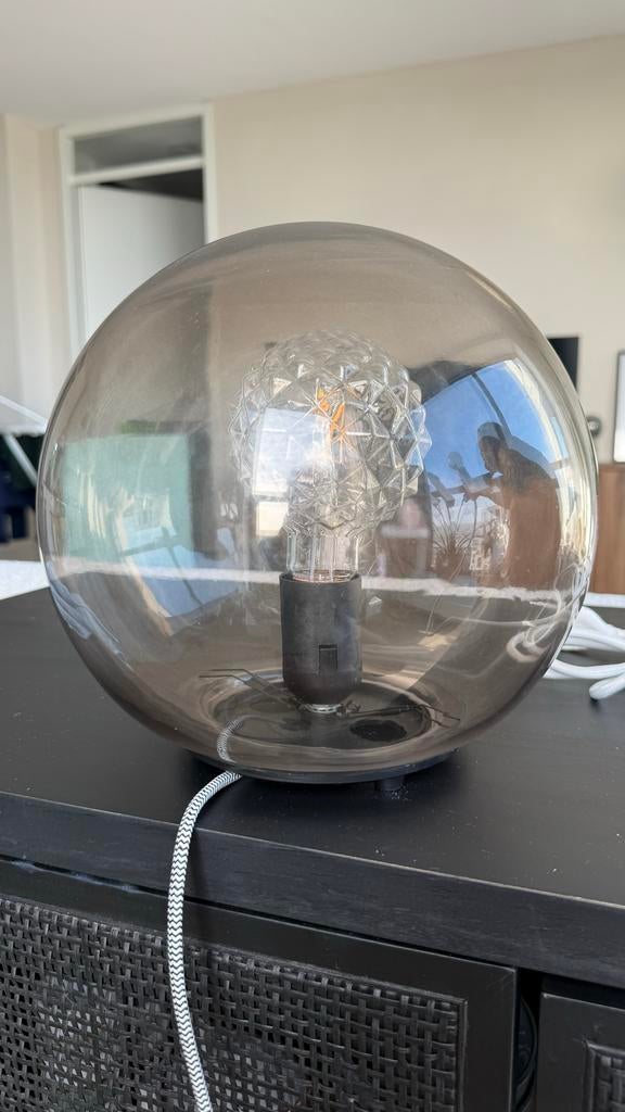 Ikea lamp - Fado bol donker glas met decoratieve gloeilamp, Ophalen, Zo goed als nieuw, Glas, Minder dan 50 cm