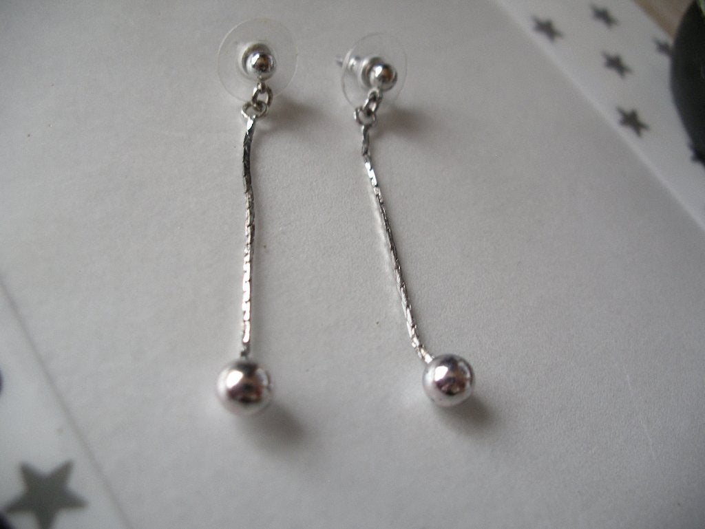Een paar Lange Zilverkleurige Oorbellen, Sieraden, Tassen en Uiterlijk, Antieke sieraden, Verzenden, Overige materialen, Oorbellen