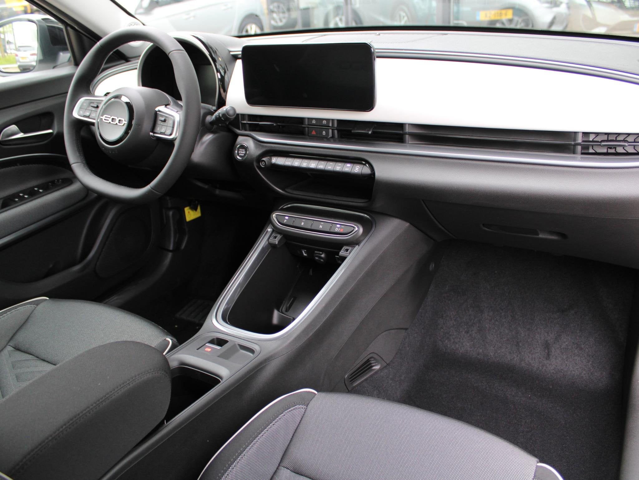 Fiat 600 HYBRID 110 ICON VOORRAAD KORTING, 12 maanden, Stof, Euro 6, 1199 cc