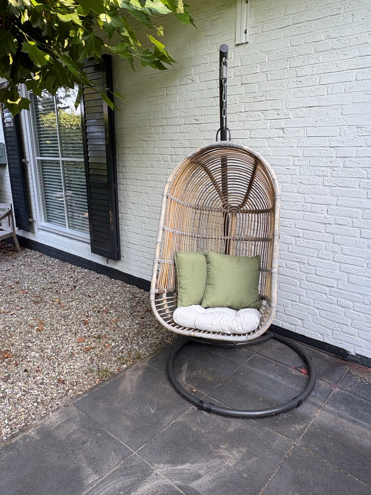 Ei stoel voor buiten ( incl standaard en kussens), Ophalen, Gebruikt, Rotan