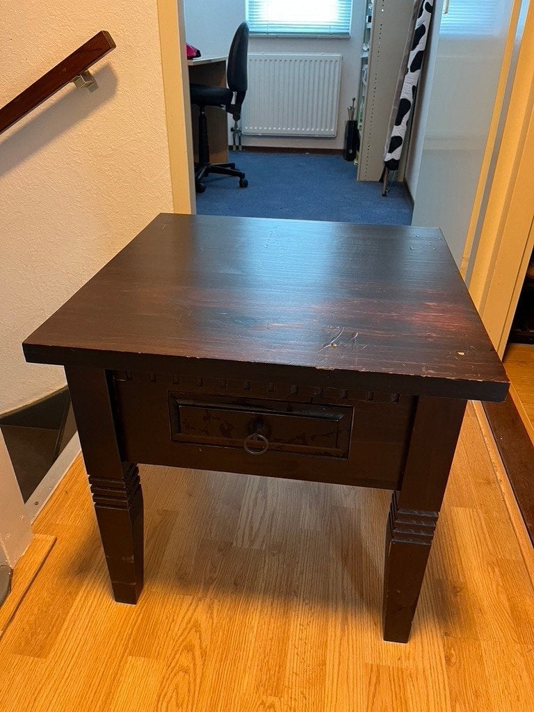 Stevige Afrikaans houten bijzettafel met lade, Minder dan 55 cm, Gebruikt, Vierkant, Hout