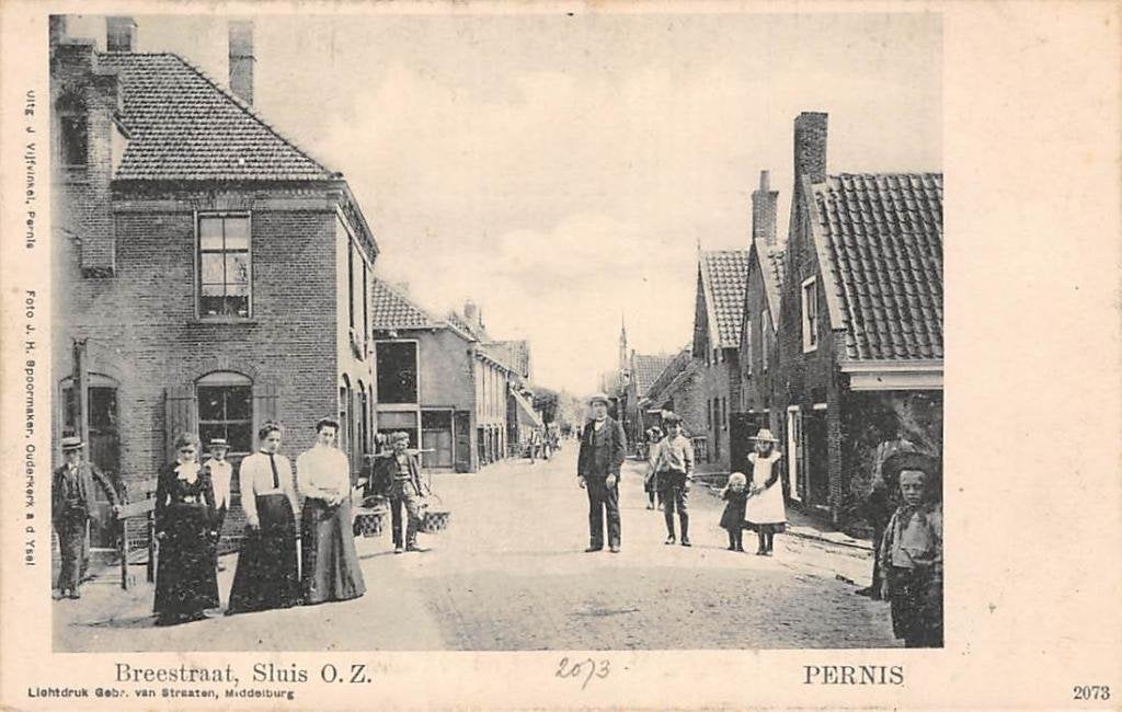 Pernis Breestraat Sluis O.Z. met volk 1900 Rotterdam, Verzenden, Voor 1920, Gelopen, Zuid-Holland