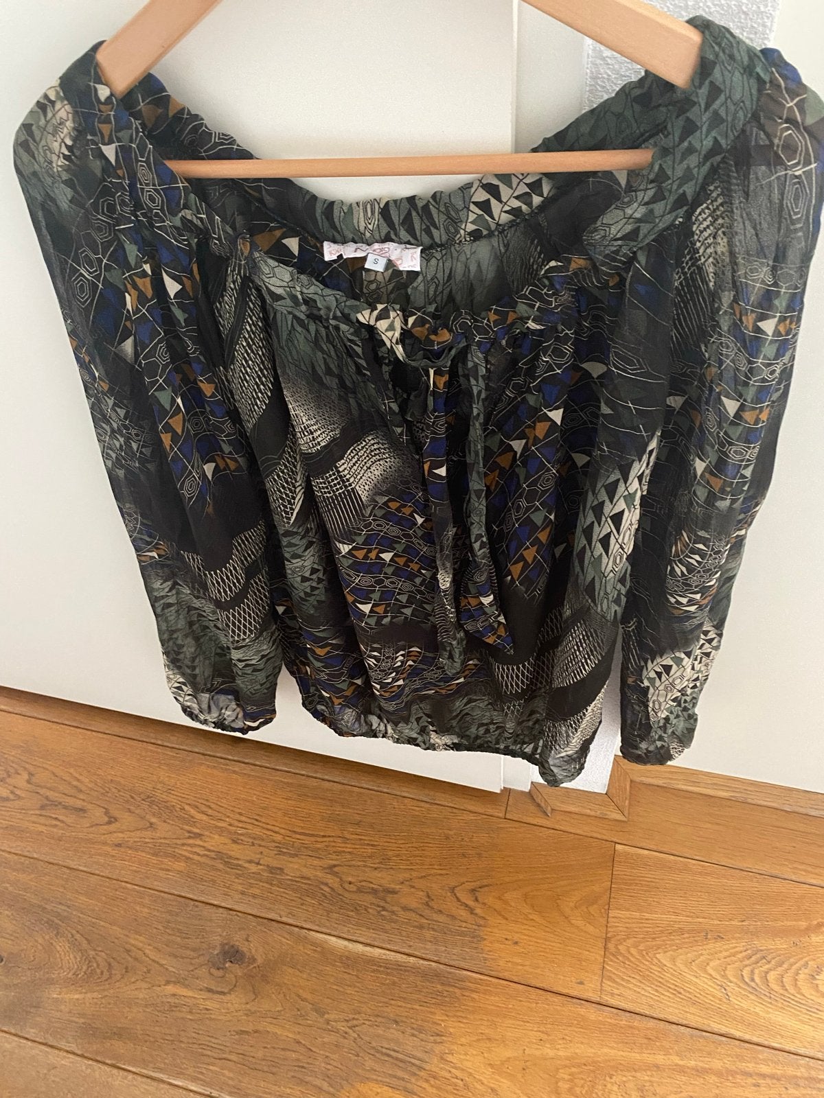 Stijlvolle blouse met abstracte print - Maat S studio mo, Kleding | Dames, Ophalen, Zo goed als nieuw, Maat 36 (S), Meerkleurig