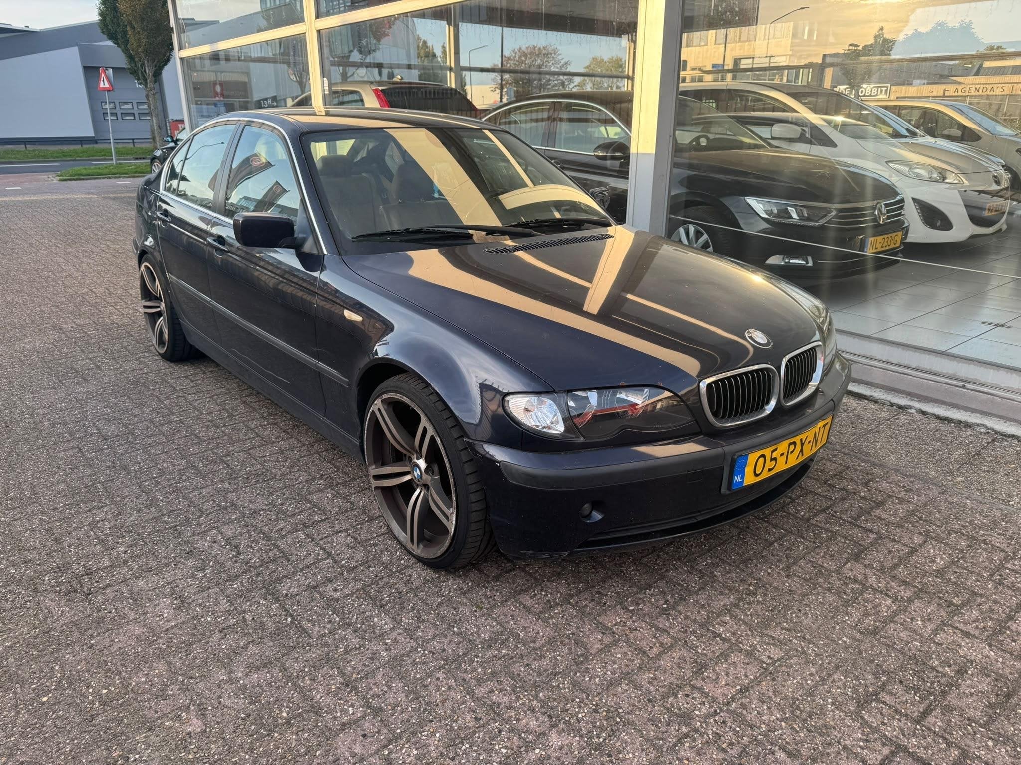 BMW 3-serie 325i Lifestyle Edition, Auto's, Achterwielaandrijving, Gebruikt, Blauw, Leder en Stof
