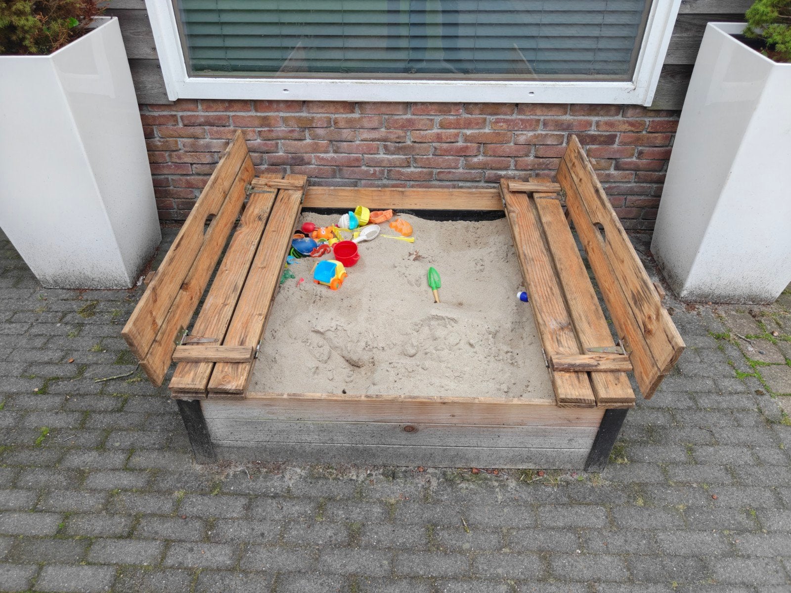 GRATIS zandbak met deksel en bankjes GRATIS, Ophalen