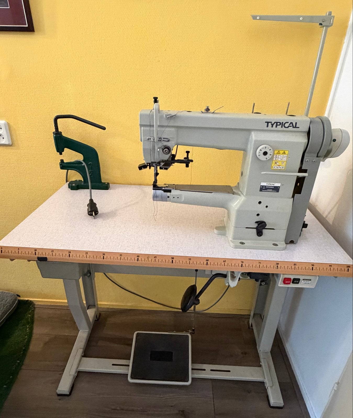 Industriële Naaimachine Typical GC2603 met tafel en motor, Hobby en Vrije tijd, Naaimachines en Toebehoren, Gebruikt, Naaimachine