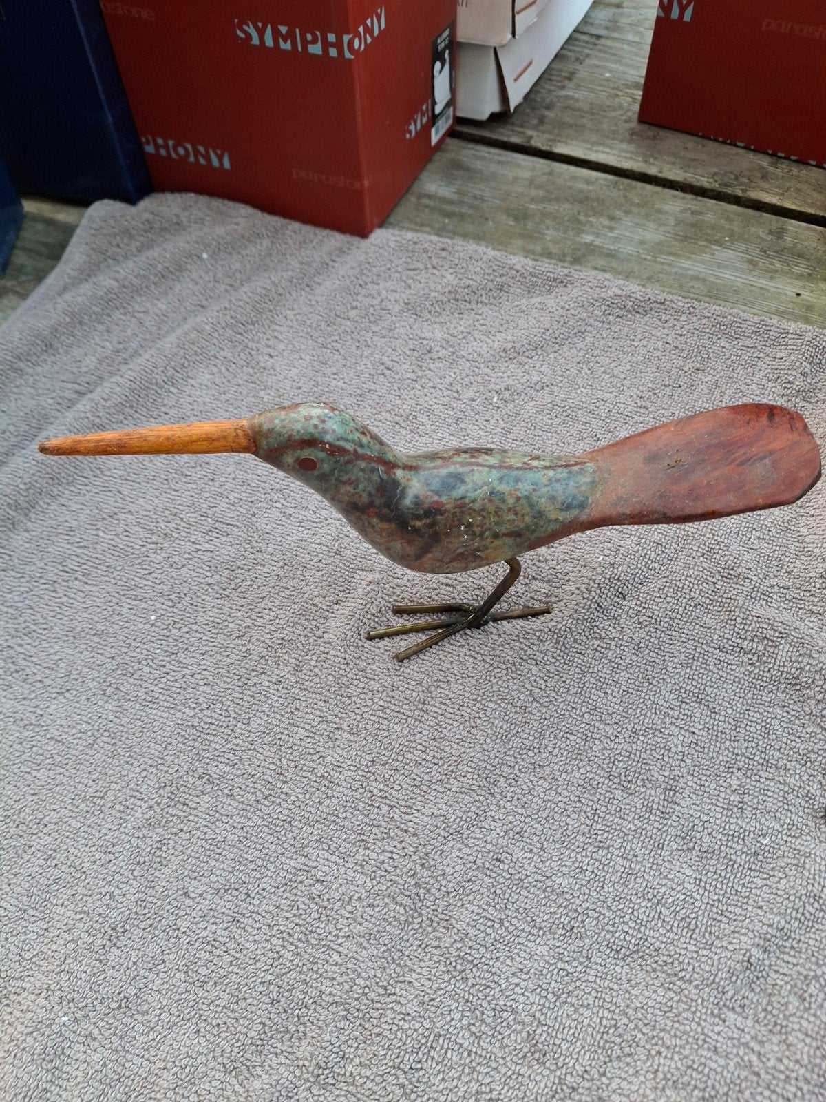 Handgemaakt vogeltje van speksteen, hout en metaal, Antiek en Kunst, Minder dan 20 cm, Ophalen of Verzenden, Handgemaakt, Beeld