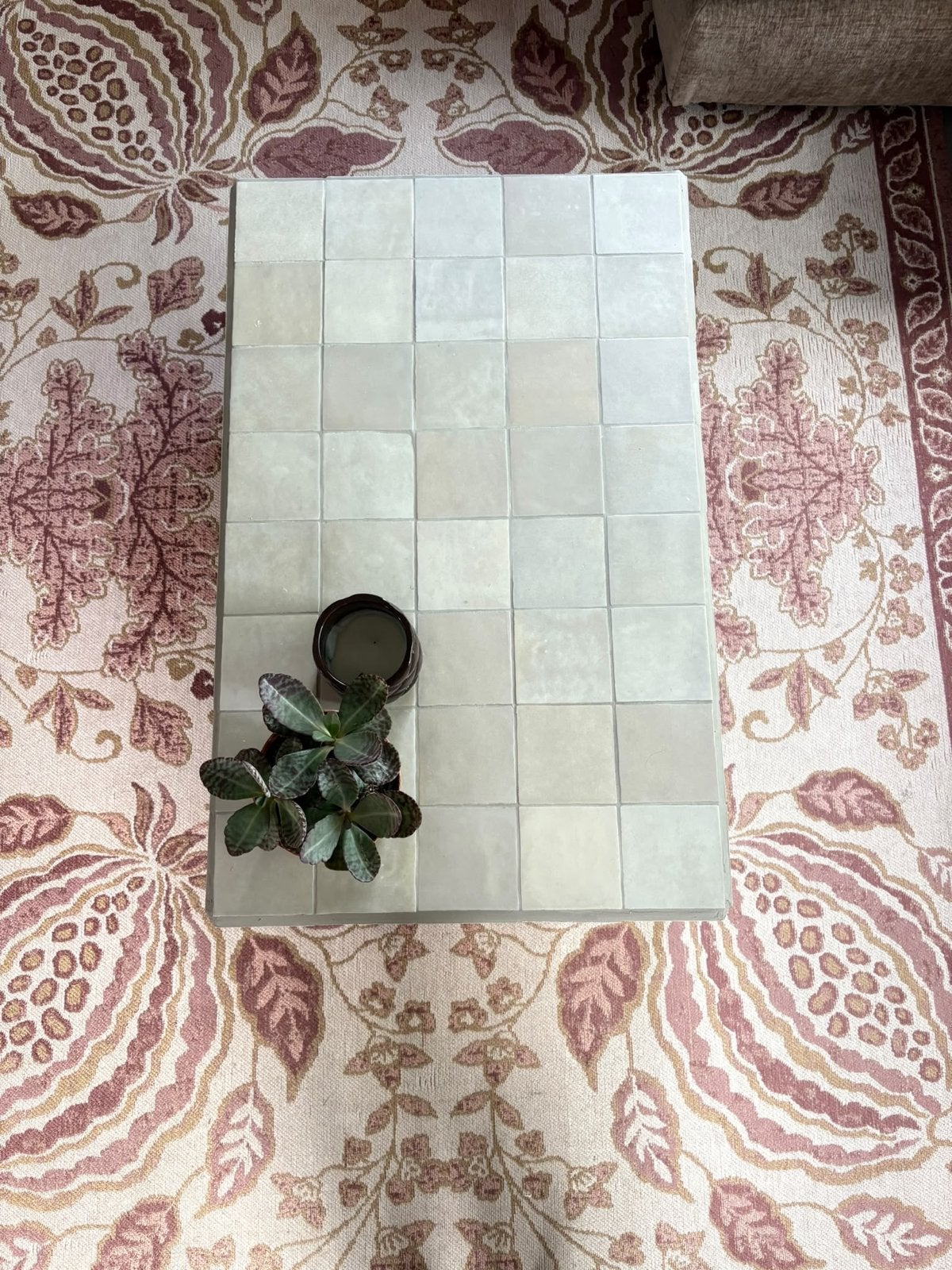 Foto 2 van Salontafel van keramieken tegeltjes - Taupe (80x50x30cm)