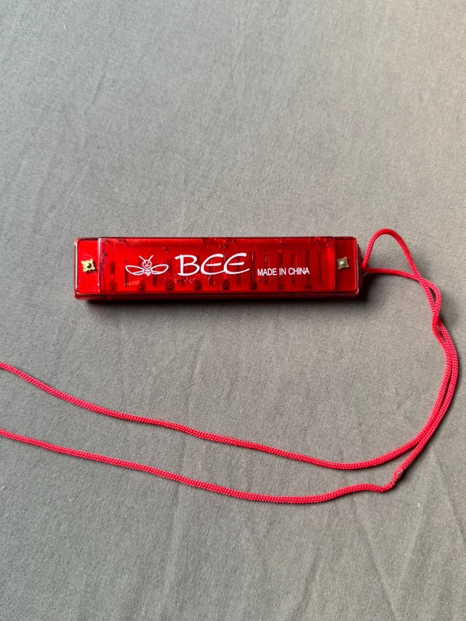 Rode mini mondharmonica BEE met koord speelgoed, Ophalen of Verzenden, Gebruikt
