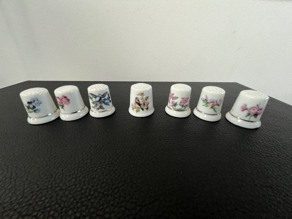 Vingerhoedjes, Porseleinen, 7 stukjs, Bloemen en een Vink., Antiek en Kunst, Ophalen of Verzenden