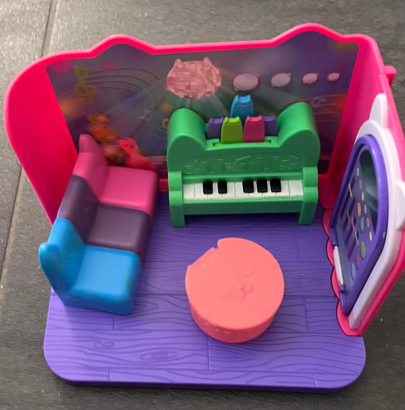 Gabby’s Dollhouse uitbreidingen – muziekkamer en keuken, Ophalen, Zo goed als nieuw, Toebehoren