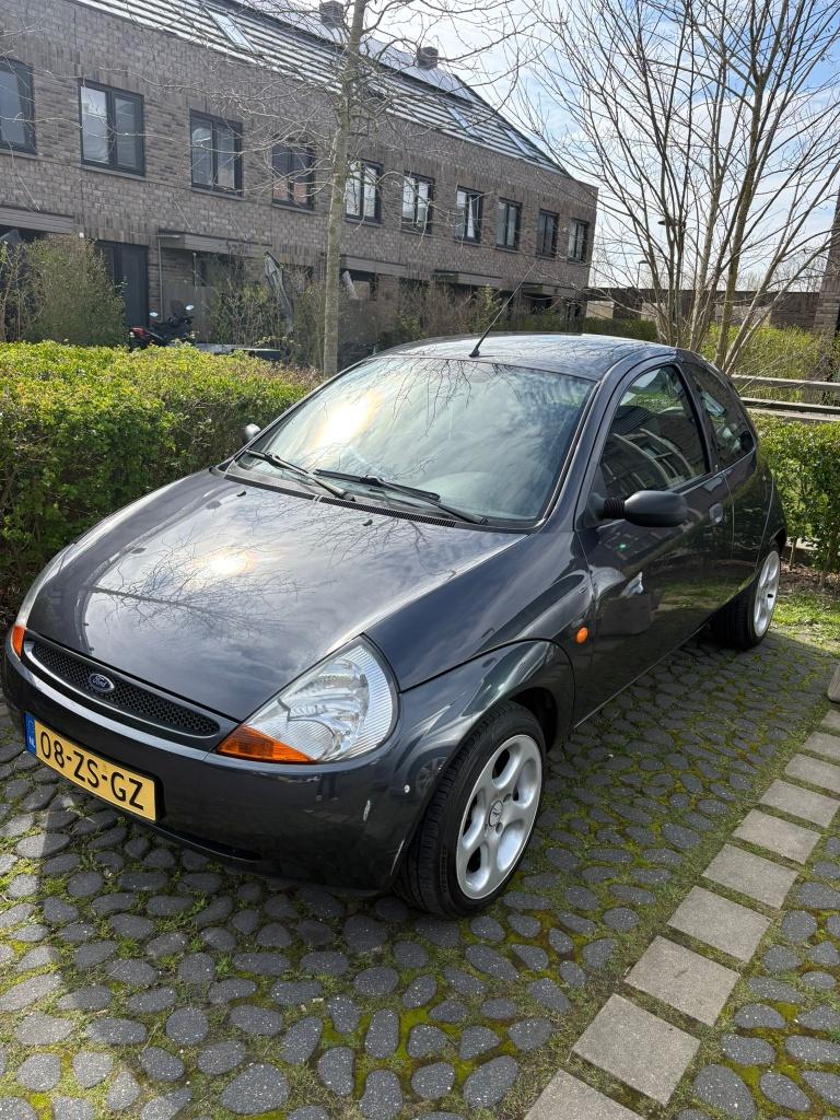 Ford Ka 1.3 I 44KW 2008 Grijs, Auto's, Ford, Voorwielaandrijving, 1299 cc, 31 €/maand, 4 cilinders