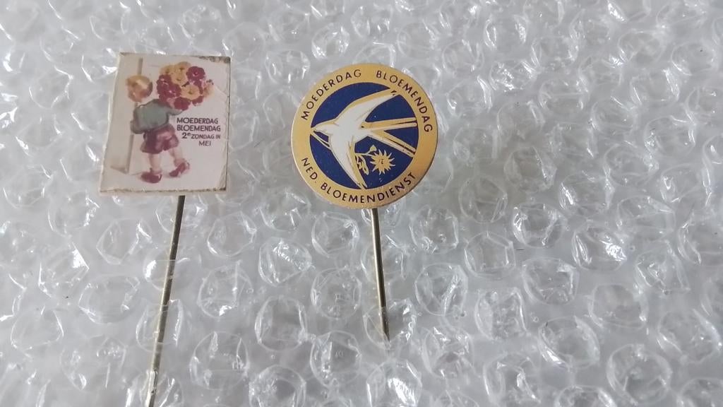 2 verschillende speldjes moederdag bloemendag, Verzamelen, Speldjes, Pins en Buttons, Ophalen of Verzenden, Zo goed als nieuw