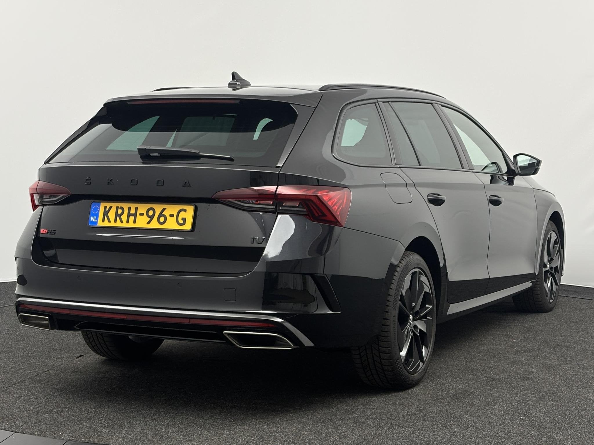 Skoda Octavia Combi 1.4 TSI 245pk PHEV iV RS | Stoel & Stuur, Gebruikt, 4 cilinders, Met garantie (alle), Zwart