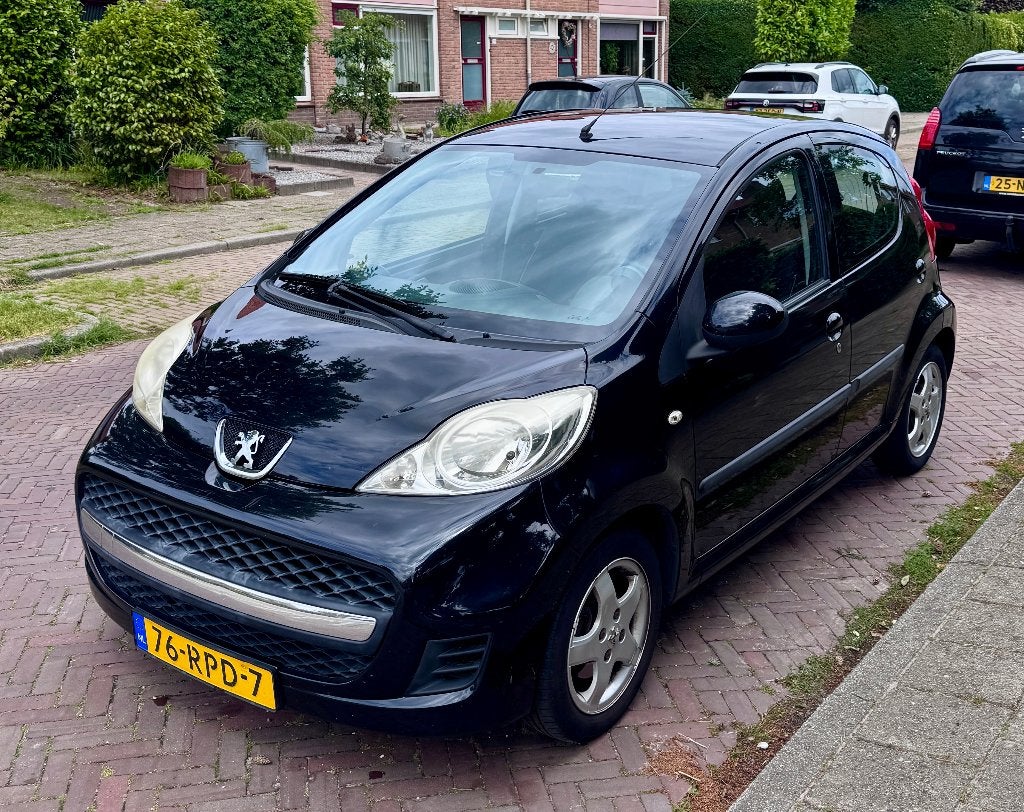 Peugeot 107 1.0 12V 5DR 2011 Zwart, Auto's, Zwart, 4 stoelen, Origineel Nederlands, Handgeschakeld