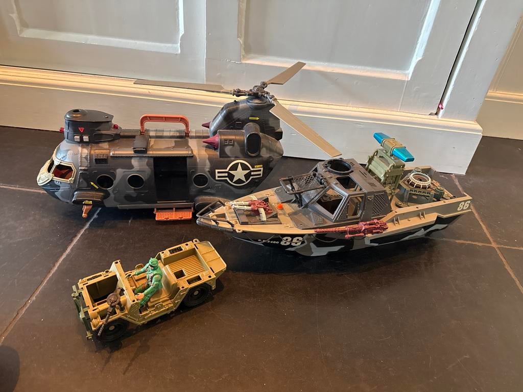 Grote set militair speelgoed: helikopter, boot, jeep, Hobby en Vrije tijd, Modelbouw | Boten en Schepen, Ophalen of Verzenden