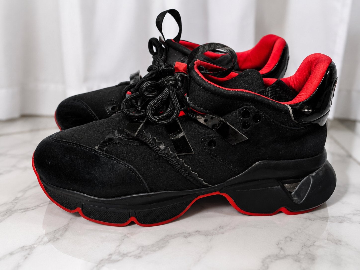 Christian Louboutin Sneakers - Zwart/Rood - Klein beetje bes, Kleding | Dames, Schoenen, Ophalen of Verzenden, Gedragen, Zwart
