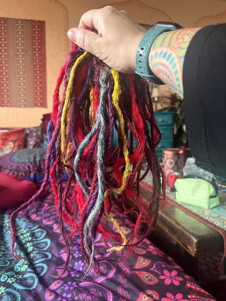 Fleurige synthetische dread scrunchie nu voor 9,99€, Ophalen of Verzenden, Zo goed als nieuw, Pruik of Haarverlenging