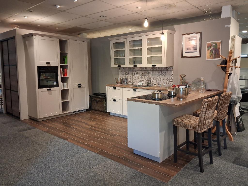 Mooie landelijke showroomkeuken in zandkleur, Overige kleuren, Overige typen, Nieuw, Ophalen of Verzenden