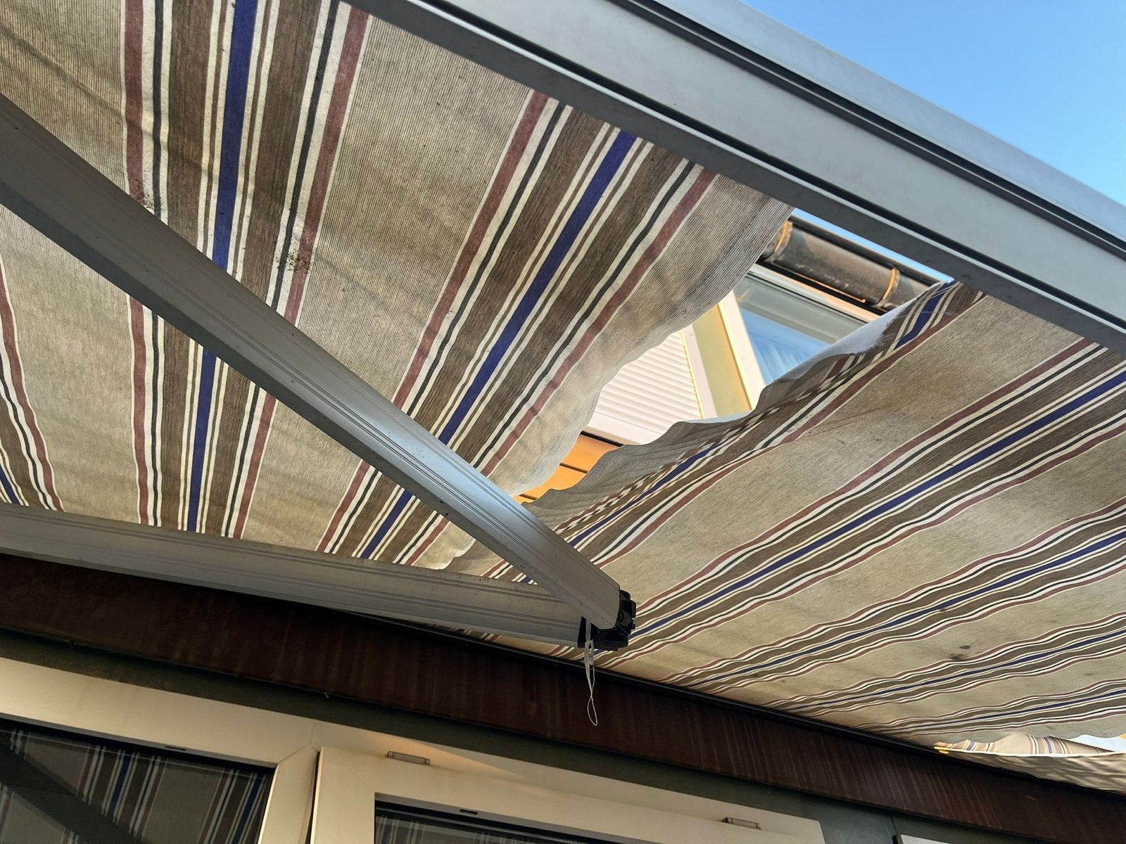 Kapot zonnenscherm 5,5 meter - Goed voor oud ijzer, Ophalen, Gebruikt, 450 cm of meer, Knikarmscherm
