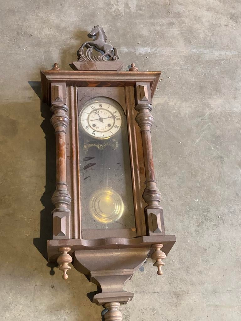 Houten wandklok met paard, Ophalen