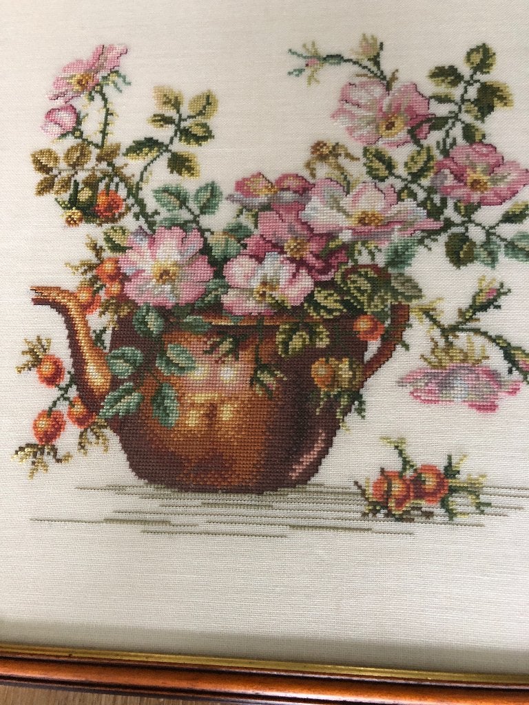 Mooi Engelse geborduurd schilderij van wilde roos, Minder dan 50 cm, Oorspronkelijke maker, Ophalen of Verzenden, Zo goed als nieuw