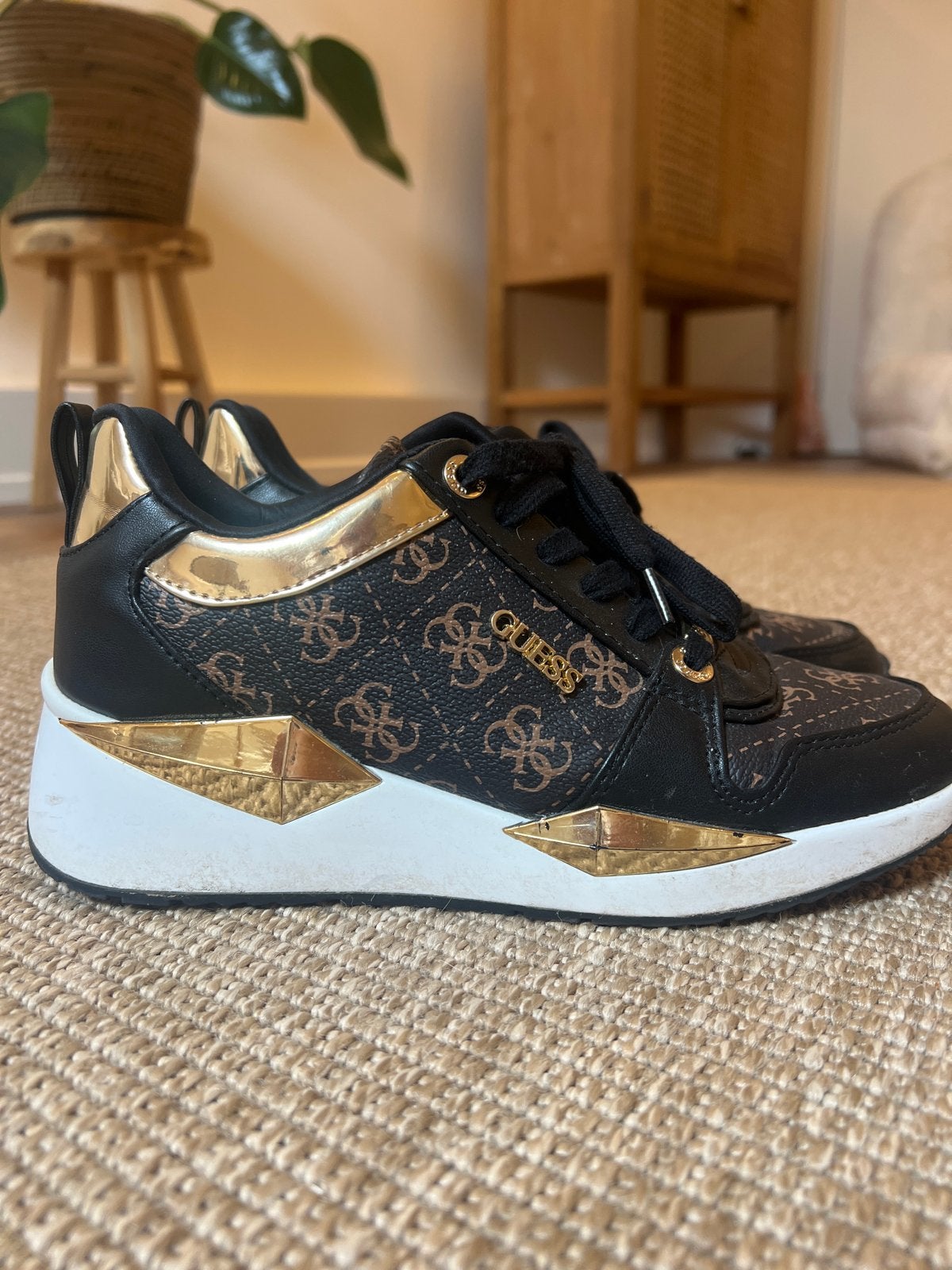 Guess Sneakers Zwart/Goud - Maat 39, Ophalen of Verzenden, Gedragen, Zwart, Sneakers of Gympen