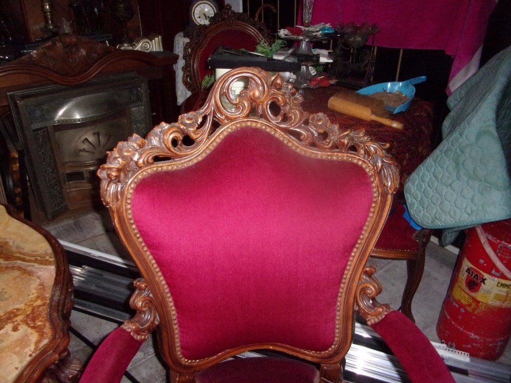 Antieke fauteuil met rood fluwelen bekleding, Ophalen