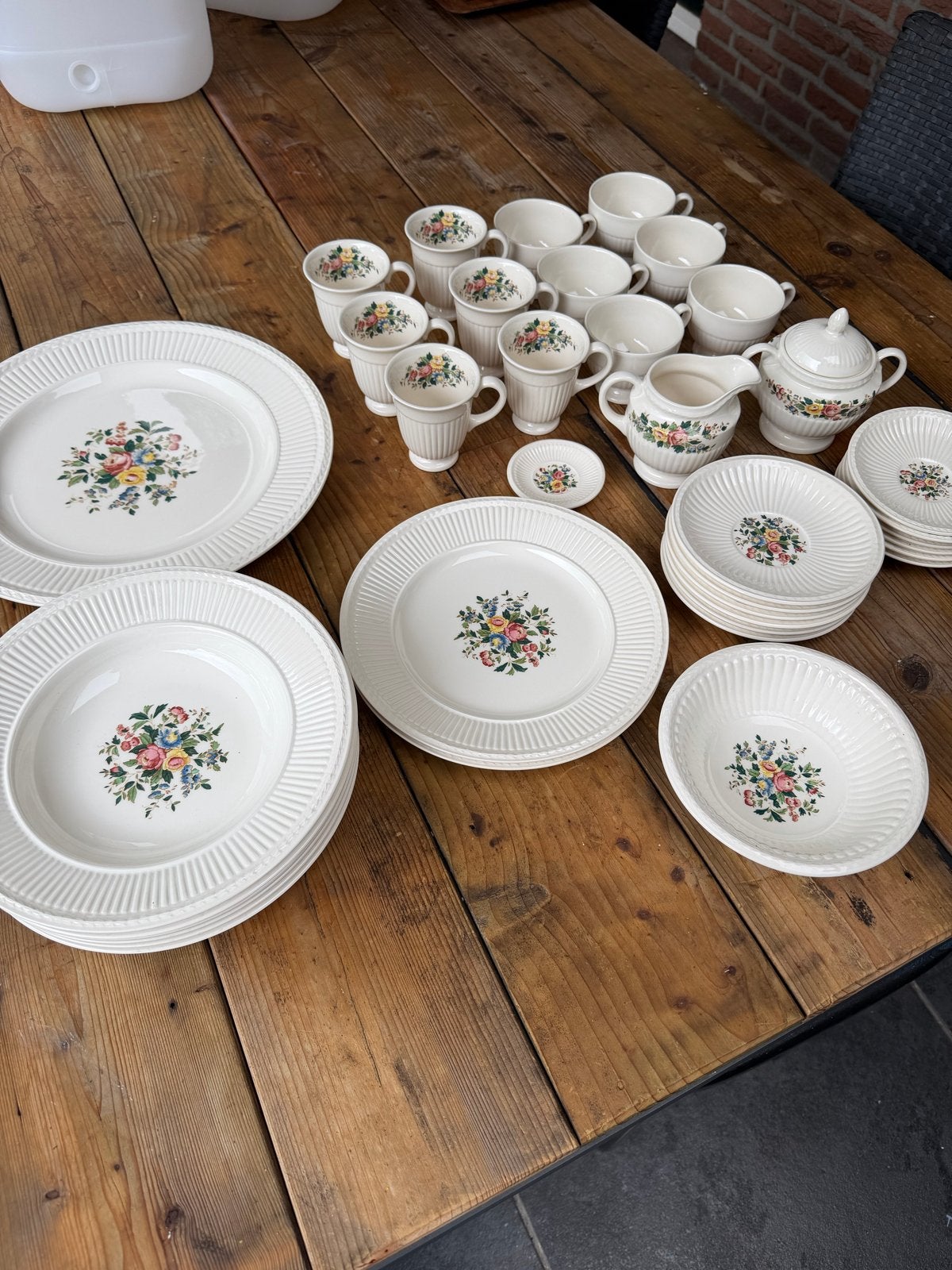 Wedgwood Conway servies - Compleet set met bloemmotief, Klassiek, Ophalen of Verzenden, Zo goed als nieuw, Wedgwood