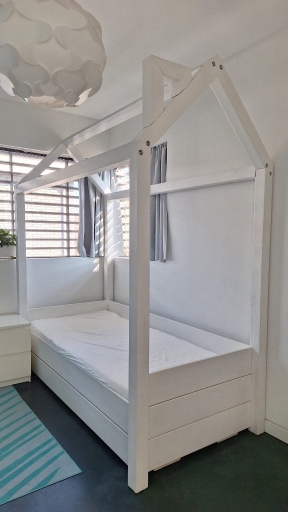 Massief houten huisbed met uitschuifbaar logeerbed, Ophalen, 85 tot 100 cm, Zo goed als nieuw, Lattenbodem