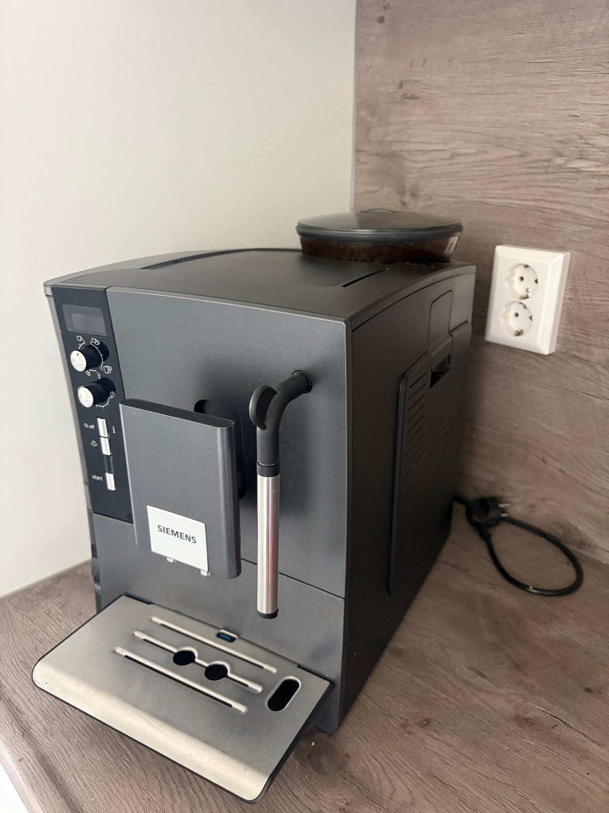 Siemens EQ.5 Macchiato volautomatische espressomachine, Ophalen, Afneembaar waterreservoir, Gebruikt, Espresso apparaat