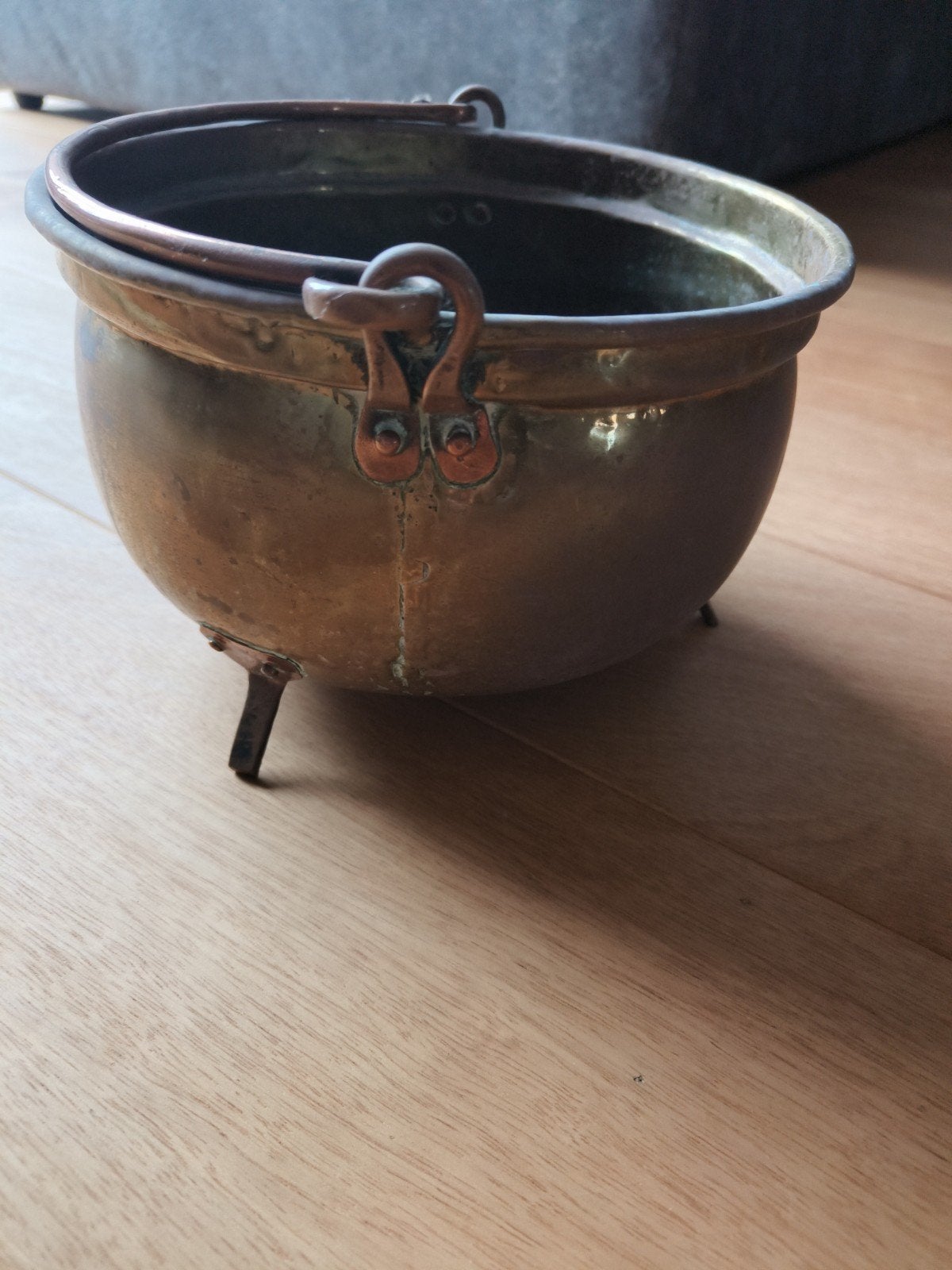Antieke koperen pot met handvat, Ophalen