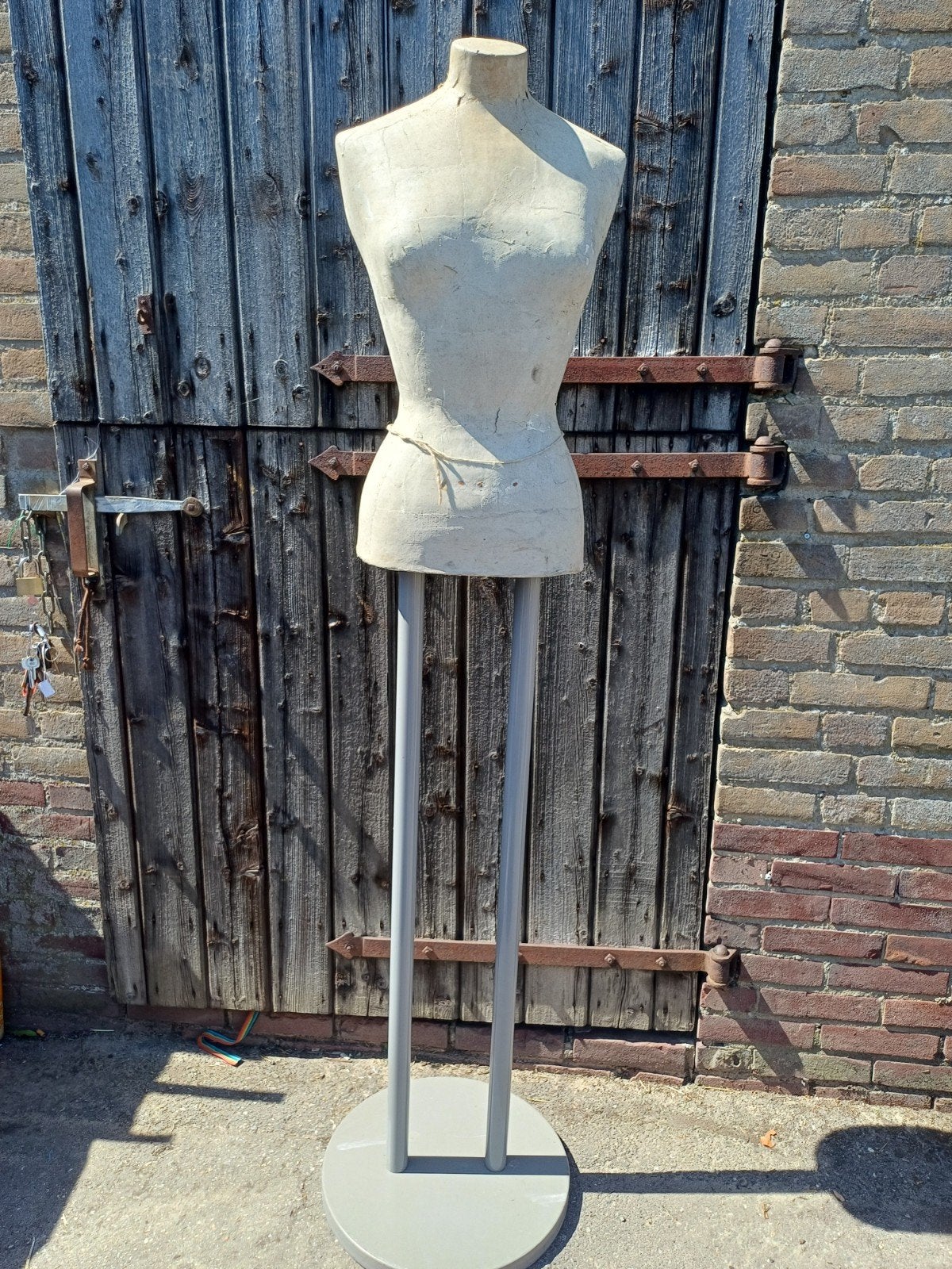 paspop op standaard., Ophalen