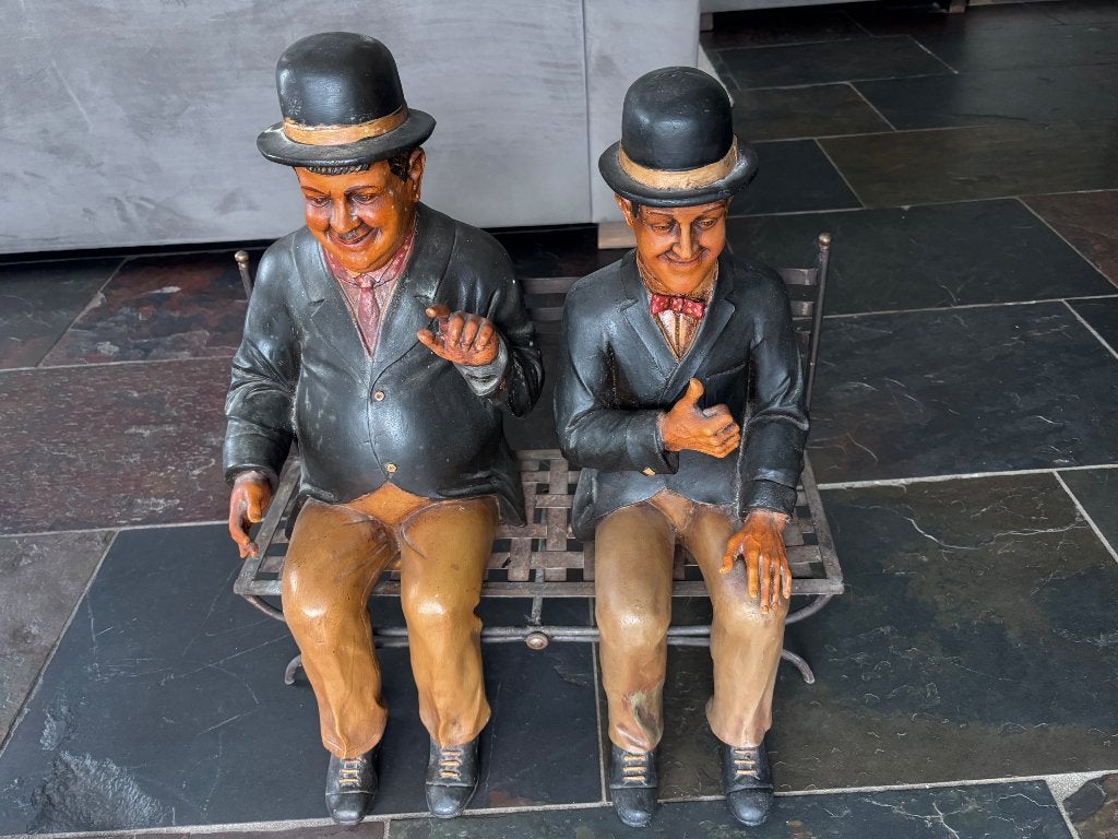 Laurel en Hardy de dikke en de dunne op een bankje, Ophalen, Groep mensen, 50 - 100 cm, Beeld