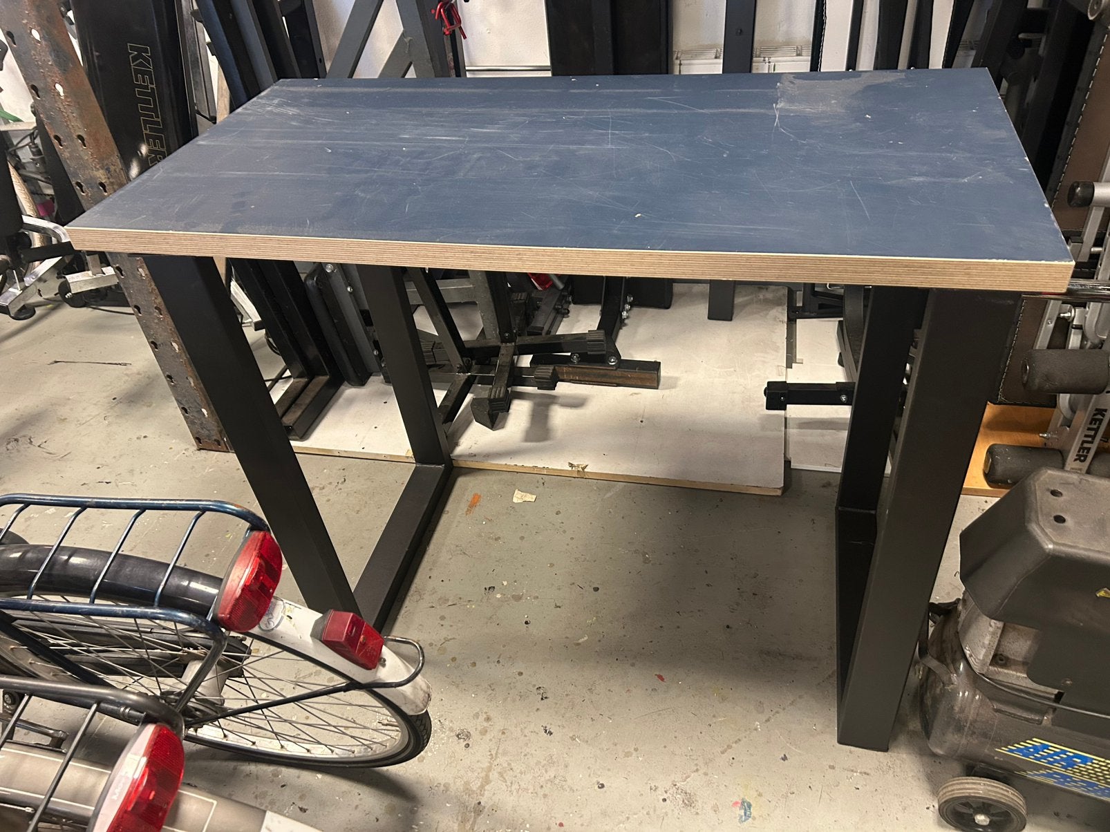 Werktafel met 2 sterke poten €50