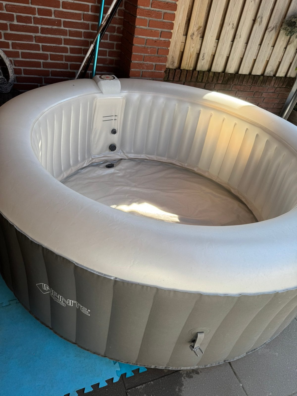 6 persoons opblaasjacuzzi let op! Met twee kleine gaatjes, Tuin en Terras, Ophalen of Verzenden, Gebruikt, Afdekzeil